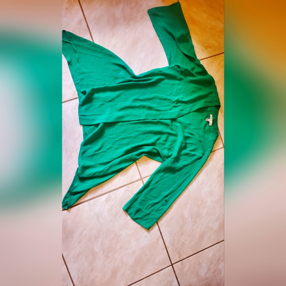 Blouse green size s but is big brand Chaus NY